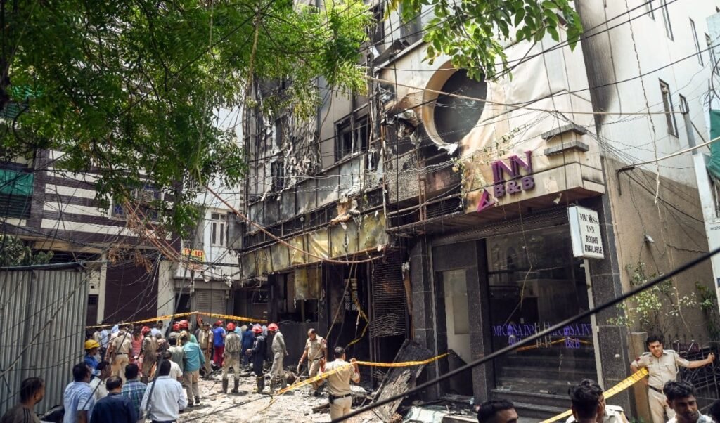 दिल्ली अग्निकांड का खौफनाक सच! 6 कमरों के लाइसेंस पर चल रहे थे 25 कमरे, मालिक के खिलाफ पुलिस की सख्त जांच शुरू