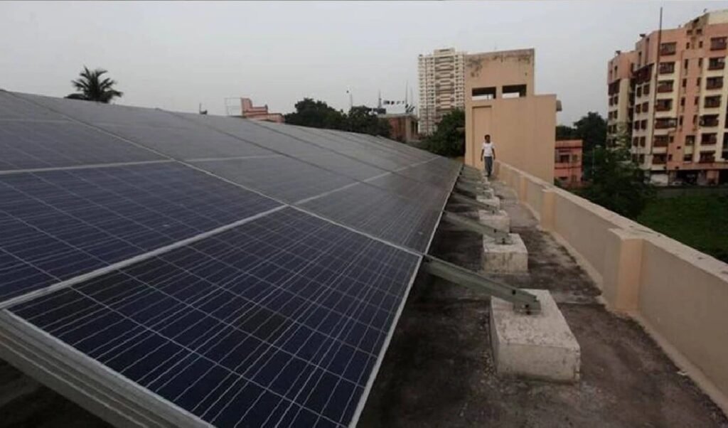 दिल्ली में छतों पर लगी 23,000 सौर इकाइयों से दो लाख घरों को मिल रही बिजली