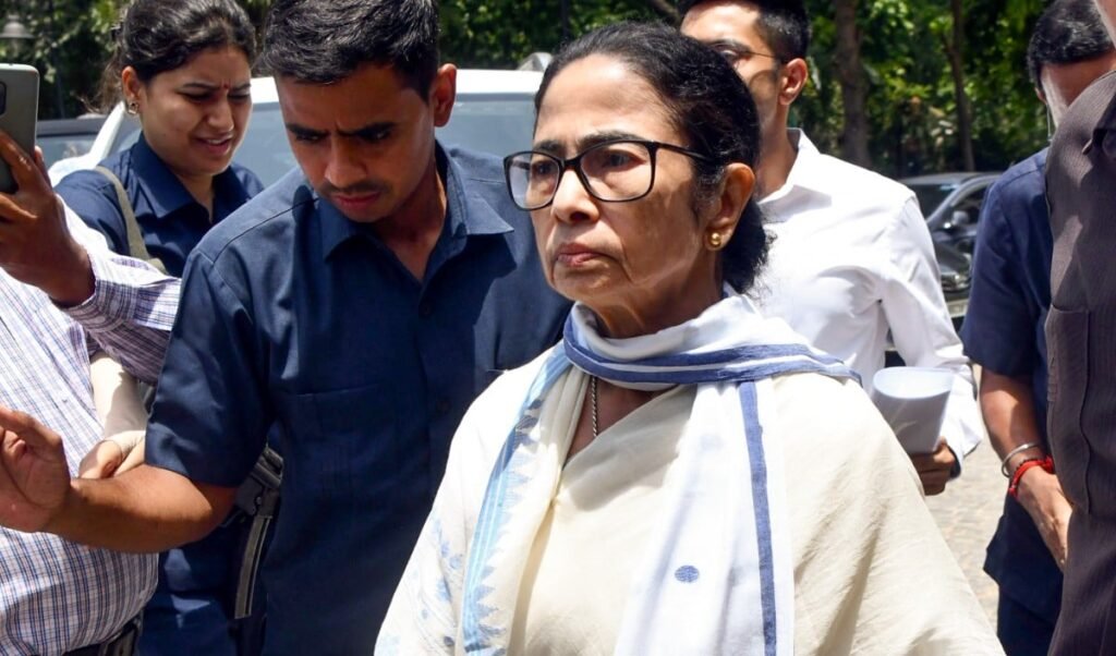 दीदी के गढ़ में महा-विस्फोट! Yusuf Pathan और Saayoni Ghosh समेत 19 सांसदों ने छोड़ी Mamata Banerjee की TMC, असली पार्टी होने का ठोका दावा!