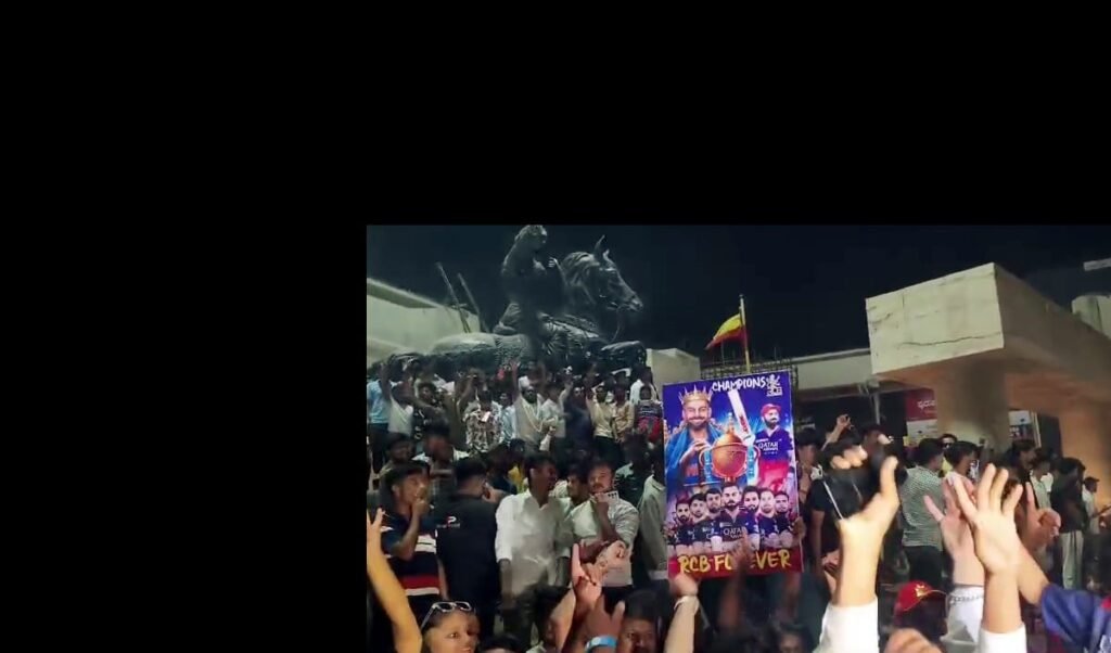 पिछले साल 11 मौतों से लिया सबक, IPL Trophy जीतने के बाद भी RCB नहीं निकालेगी Victory March पिछले साल 11 मौतों से लिया सबक, IPL Trophy जीतने के बाद भी RCB नहीं निकालेगी Victory March