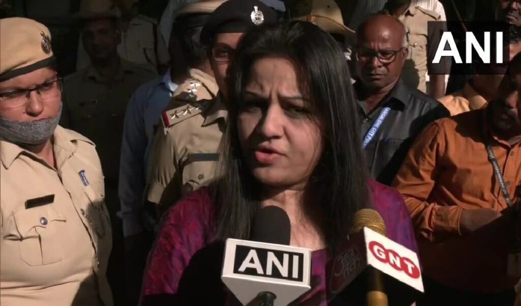 फेसबुक पोस्ट और ₹1 करोड़ का दावा: दो बड़े IAS और IPS अधिकारियों के बीच सुप्रीम कोर्ट में लड़ाई की क्या वजह थी? फेसबुक पोस्ट और ₹1 करोड़ का दावा: दो बड़े IAS और IPS अधिकारियों के बीच सुप्रीम कोर्ट में लड़ाई की क्या वजह थी?