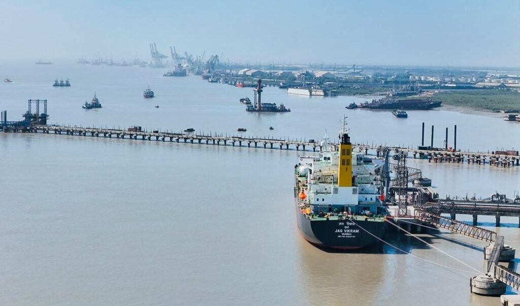 बड़ी खबर! LNG Carrier ‘दिशा’ Hormuz से निकला सुरक्षित, भारत को मिलेगी 62,370 टन LNG बड़ी खबर! LNG Carrier ‘दिशा’ Hormuz से निकला सुरक्षित, भारत को मिलेगी 62,370 टन LNG