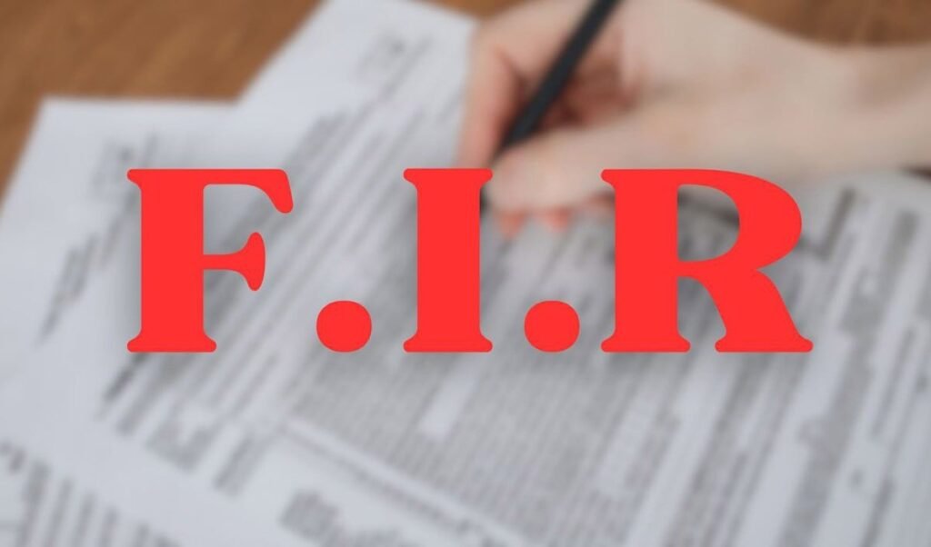 यदि आपके खिलाफ को फेक केस या F.I.R. करे तो जानिए कि आप उससे से कैसे बचें? आखिर 2026 में क्या कहता है कानून और आपके क्या क्या हैं अधिकार?