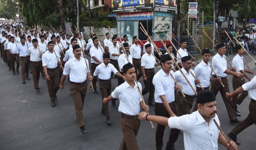 राष्ट्रीय स्वयंसेवक संघ का भव्य पथ संचलन, नागरिकों ने पुष्पवर्षा कर किया स्वागत