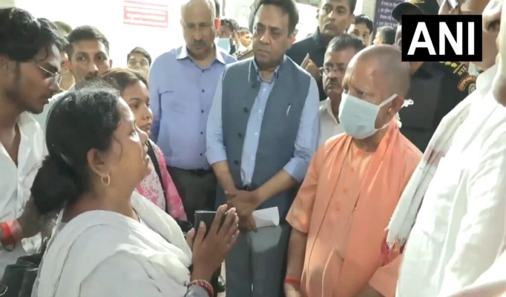 लखनऊ में अग्निकांड घटनास्थल पर पहुंचे CM Yogi, पीड़ित लोगों के परिवारों से की मुलाकात, सख्त जांच के आदेश