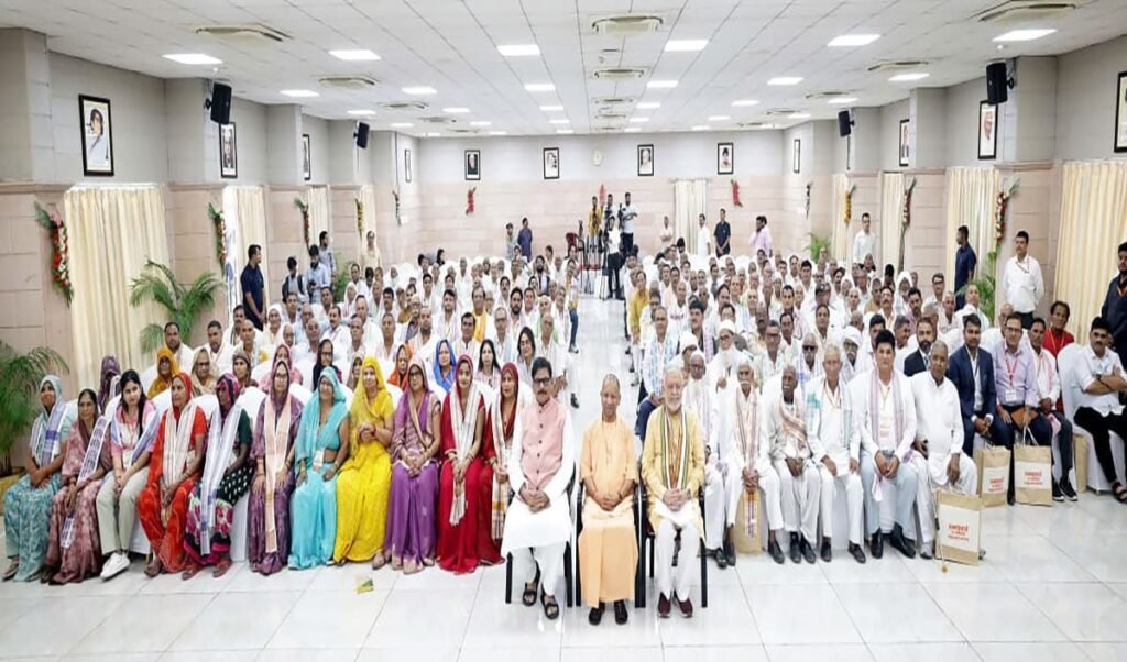 लखनऊ स्थित मुख्यमंत्री आवास पर जेवर के किसानों का ऐतिहासिक सम्मान, योगी आदित्यनाथ ने जेवर एयरपोर्ट में विधायक धीरेन्द्र सिंह की भूमिका को सराहा