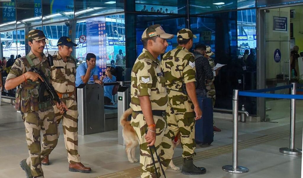 वाराणसी एयरपोर्ट पर कस्टम की बड़ी कार्रवाई! 19 करोड़ रुपये के ‘हाइड्रोपोनिक’ गांजे के साथ थाईलैंड के 6 नागरिक गिरफ्तार वाराणसी एयरपोर्ट पर कस्टम की बड़ी कार्रवाई! 19 करोड़ रुपये के ‘हाइड्रोपोनिक’ गांजे के साथ थाईलैंड के 6 नागरिक गिरफ्तार