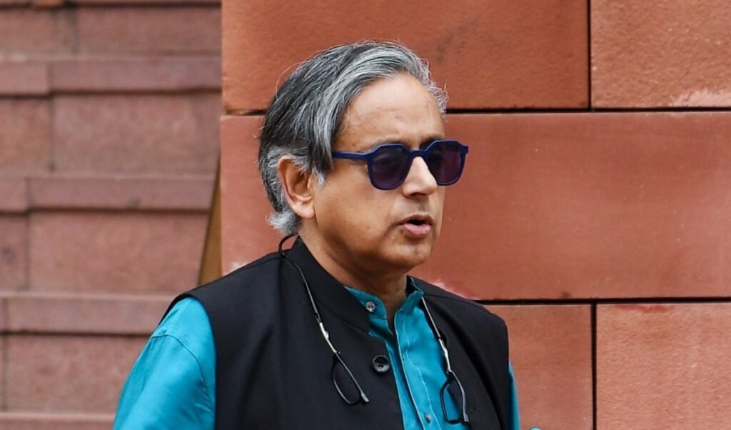 शशि थरूर का बयान वंदे मातरम के सभी पांच अंतरे हर कार्यक्रम में अनिवार्य करना अनावश्यक और बोझिल शशि थरूर का बयान वंदे मातरम के सभी पांच अंतरे हर कार्यक्रम में अनिवार्य करना अनावश्यक और बोझिल