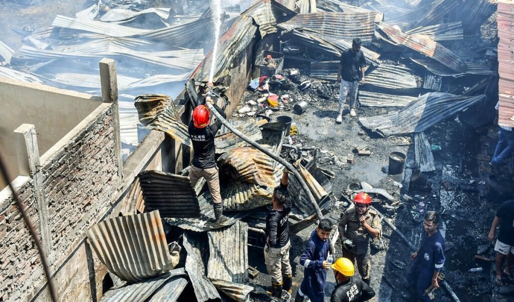 संकरी गलियां और नियमों की अनदेखी बनती रही काल! दिल्ली में पिछले 6 सालों में आग से जुड़ी घटनाओं में 543 लोगों की जान गयी