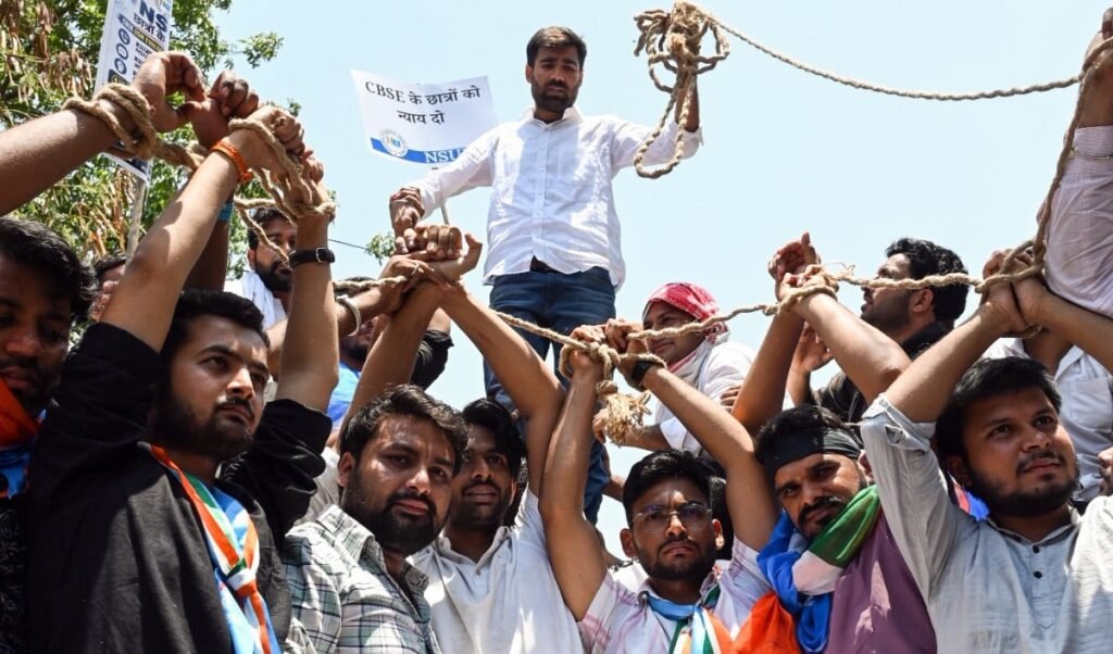 सरकार का एक्शन, CBSE चेयरमैन और सेक्रेटरी को हटाया गया, OSM की जांच के लिए बनाई गई कमेटी सरकार का एक्शन, CBSE चेयरमैन और सेक्रेटरी को हटाया गया, OSM की जांच के लिए बनाई गई कमेटी