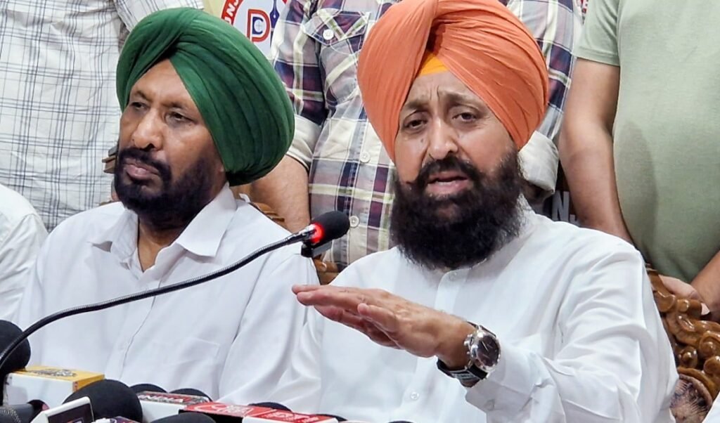 हम वफादार सिपाही, Delhi में Sonia Gandhi संग मीटिंग के बाद बोले Bajwa, पंजाब कांग्रेस में बड़े फेरबदल की अटकलें तेज हम वफादार सिपाही, Delhi में Sonia Gandhi संग मीटिंग के बाद बोले Bajwa, पंजाब कांग्रेस में बड़े फेरबदल की अटकलें तेज