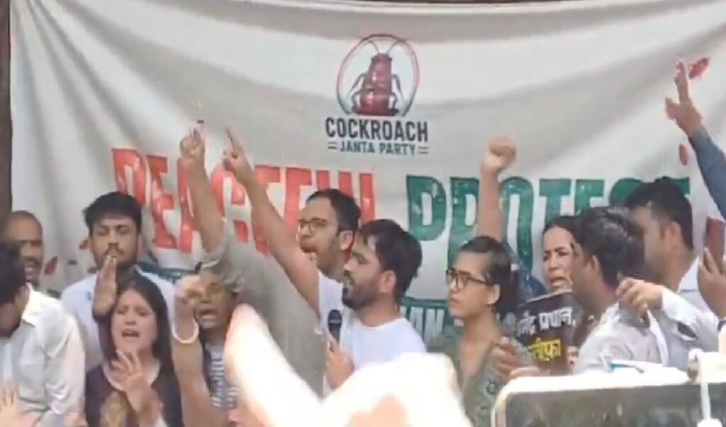 हाथ में अंबेडकर की किताब, जुबान पर ‘जय भीम’, Delhi में NEET Protest से Abhijeet Dipke की एंट्री