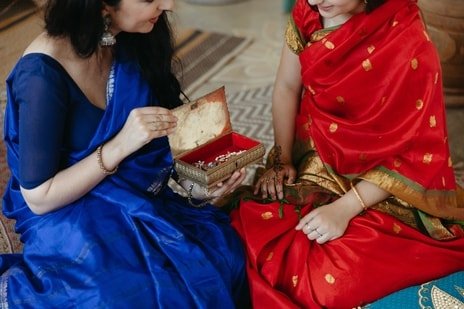 10 Best lightweight sarees that are easy to drape and comfortable to wear all day 10 Best lightweight sarees that are easy to drape and comfortable to wear all day