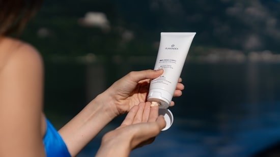 7 lightweight and non-sticky sunscreens that are perfect for monsoon weather 7 lightweight and non-sticky sunscreens that are perfect for monsoon weather