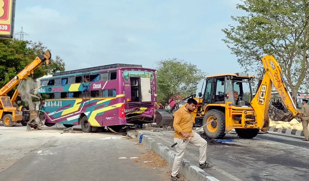 Ahilyanagar School Bus Accident | महाराष्ट्र में बड़ा हादसा! अहिल्यानगर में 50 बच्चों से भरी स्कूल बस पलटी, 15 छात्र घायल Ahilyanagar School Bus Accident | महाराष्ट्र में बड़ा हादसा! अहिल्यानगर में 50 बच्चों से भरी स्कूल बस पलटी, 15 छात्र घायल