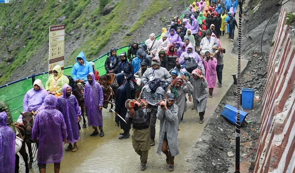 Amarnath Yatra बम बम भोले के जयकारों के साथ शुरू, PM Modi ने भक्तों को लिखा पत्र, झूमते हुए आगे बढ़ रहे श्रद्धालु Amarnath Yatra बम बम भोले के जयकारों के साथ शुरू, PM Modi ने भक्तों को लिखा पत्र, झूमते हुए आगे बढ़ रहे श्रद्धालु