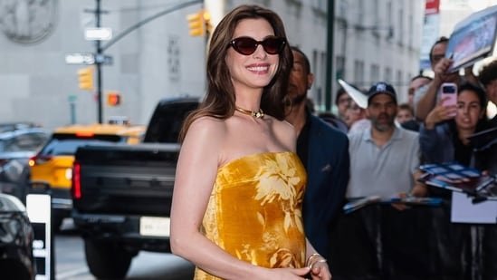 Anne Hathaway brings old Hollywood glamour to maternity style in strapless gown for The Odyssey press tour: Pics Anne Hathaway brings old Hollywood glamour to maternity style in strapless gown for The Odyssey press tour: Pics