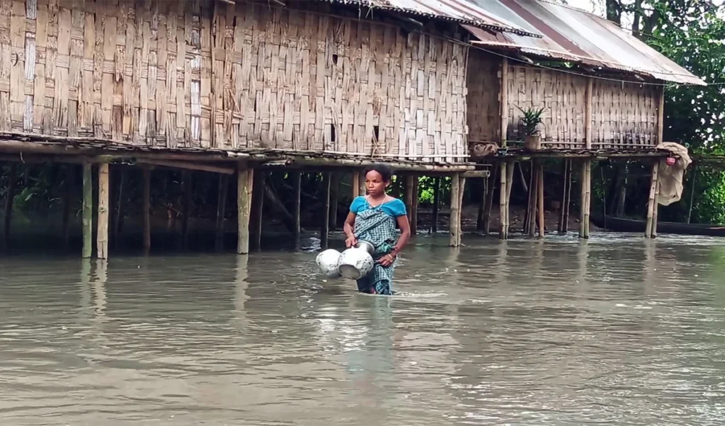 Assam Floods: असम में बाढ़ का तांडव, 57 हजार लोग प्रभावित, Rescue के लिए Army और Air Force अलर्ट पर Assam Floods: असम में बाढ़ का तांडव, 57 हजार लोग प्रभावित, Rescue के लिए Army और Air Force अलर्ट पर