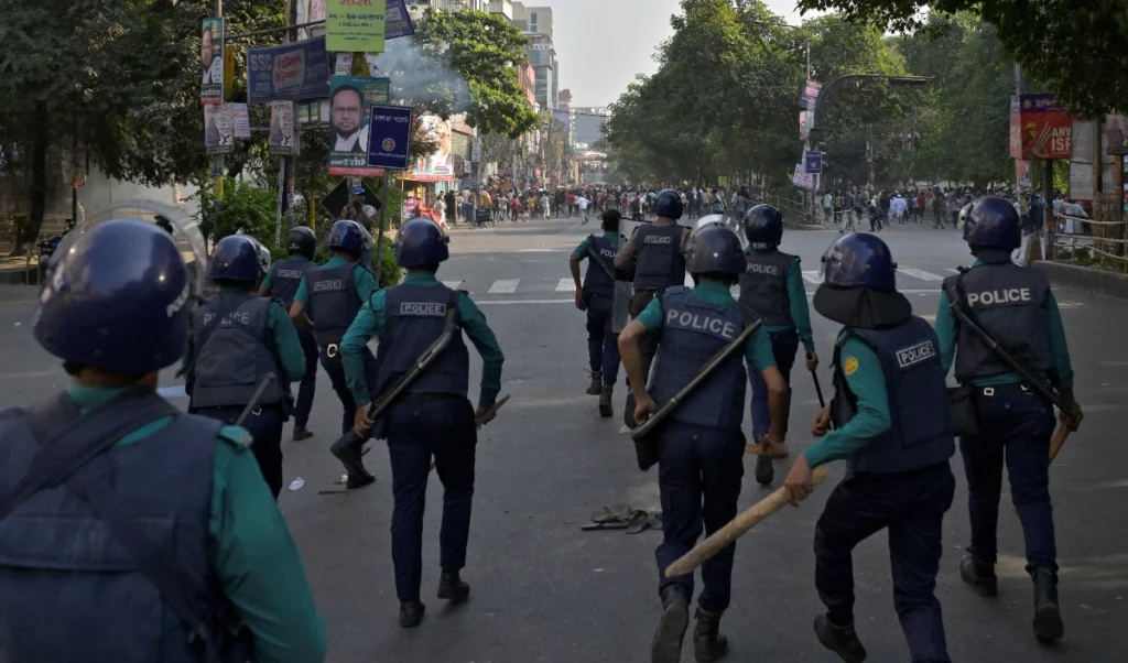 Bangladesh NCP Rally Blast | ढाका के पास बांग्लादेश NCP की रैली में जोरदार बम धमाका, शेख हसीना विरोधी कार्यक्रम के दौरान मची भगदड़ Bangladesh NCP Rally Blast | ढाका के पास बांग्लादेश NCP की रैली में जोरदार बम धमाका, शेख हसीना विरोधी कार्यक्रम के दौरान मची भगदड़