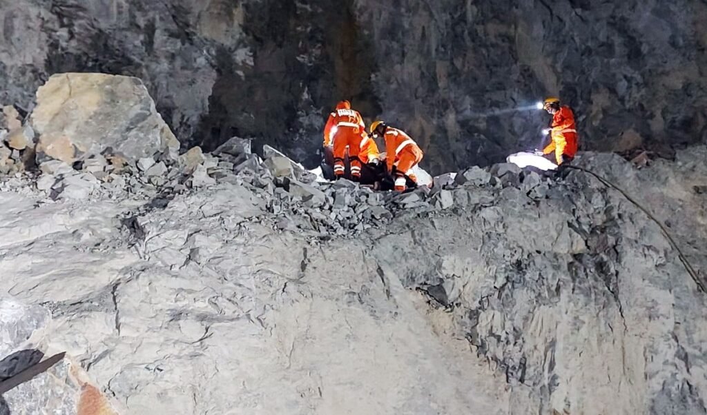 Bengaluru Quarry Accident | बेंगलुरु में दर्दनाक हादसा! पत्थर खदान में चट्टान गिरने से बिहार के 7 मजदूरों की मौत, कई घायल, जांच में जुटी पुलिस Bengaluru Quarry Accident | बेंगलुरु में दर्दनाक हादसा! पत्थर खदान में चट्टान गिरने से बिहार के 7 मजदूरों की मौत, कई घायल, जांच में जुटी पुलिस