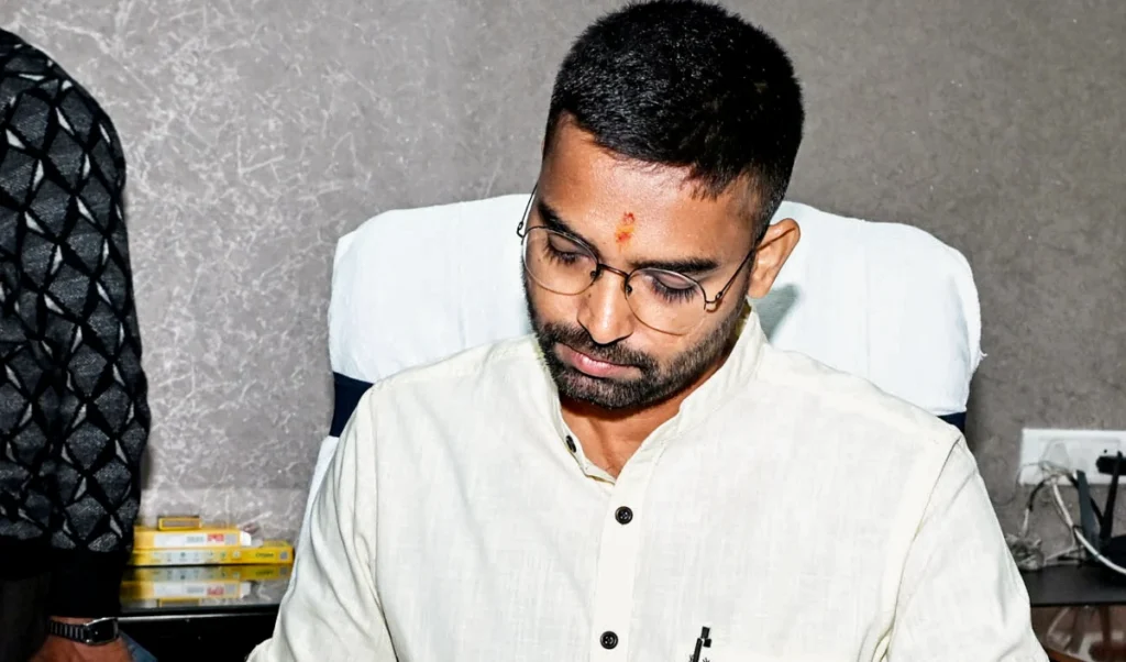 Bihar में Deepak Prakash का मंत्री पद बचाने को BJP का ‘मास्टरस्ट्रोक’, MLC Devesh Kumar का इस्तीफा Bihar में Deepak Prakash का मंत्री पद बचाने को BJP का ‘मास्टरस्ट्रोक’, MLC Devesh Kumar का इस्तीफा