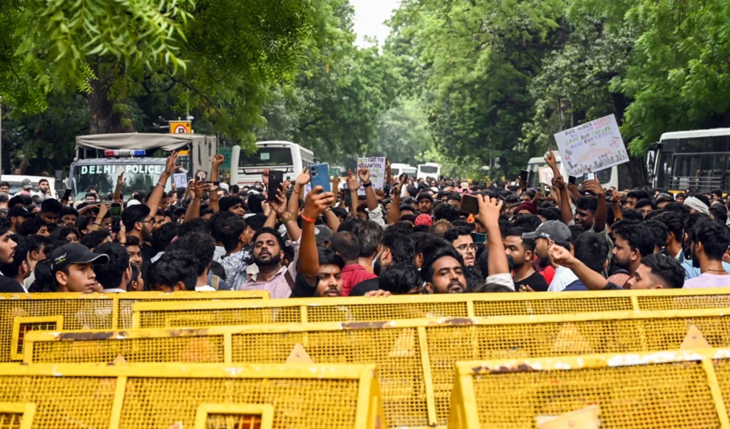 CJP Protest: संसद घेरने चले कॉकरोच जनता पार्टी के लोग, Police से हुई तीखी झड़प