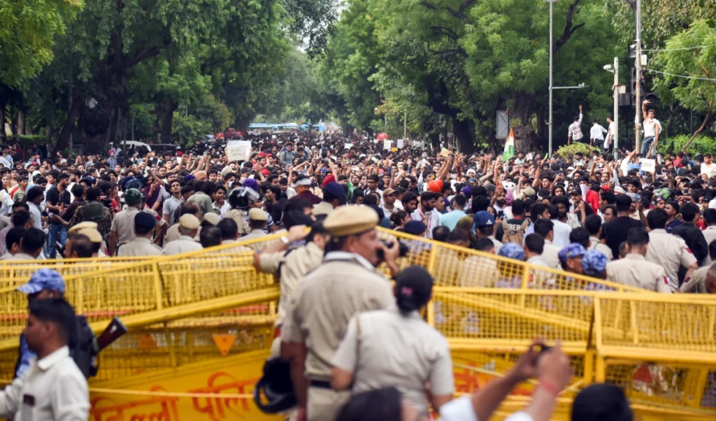 CJP की जिद से अटकी बातचीत, NEET पेपर लीक आंदोलन पर राजनीति गरमाई CJP की जिद से अटकी बातचीत, NEET पेपर लीक आंदोलन पर राजनीति गरमाई