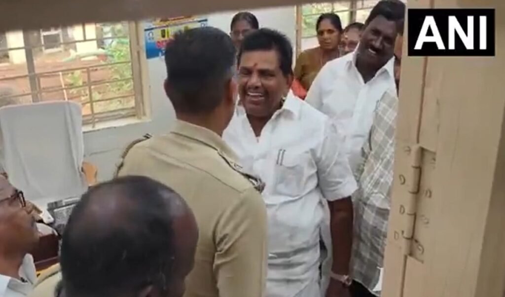 CM Vijay पर टिप्पणी पड़ी भारी, DMK के पूर्व मंत्री Anitha Radhakrishnan गिरफ्तार, Tamil Nadu में बवाल CM Vijay पर टिप्पणी पड़ी भारी, DMK के पूर्व मंत्री Anitha Radhakrishnan गिरफ्तार, Tamil Nadu में बवाल