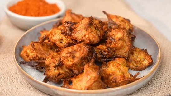 Chef Sanjeev Kapoor shares how to make crispy onion pakoda in an air-fryer: See step-by-step preparation Chef Sanjeev Kapoor shares how to make crispy onion pakoda in an air-fryer: See step-by-step preparation