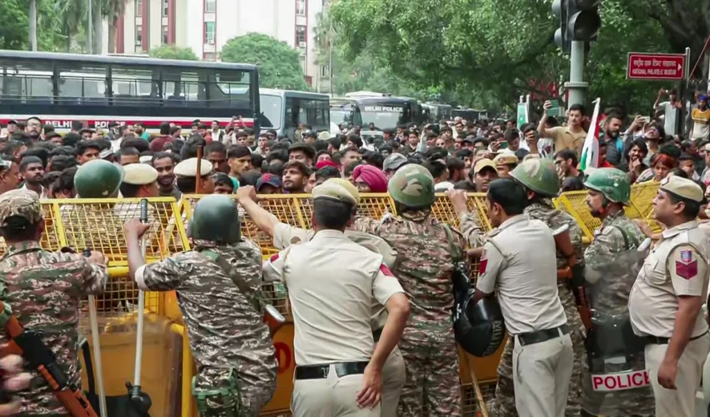 Cockroach Janta Party Protest | जंतर-मंतर पर CJP का फिर हल्लाबोल! संसद जाने वाले रास्तों पर सुरक्षा कड़ी, 100 से अधिक पुलिसकर्मी घायल