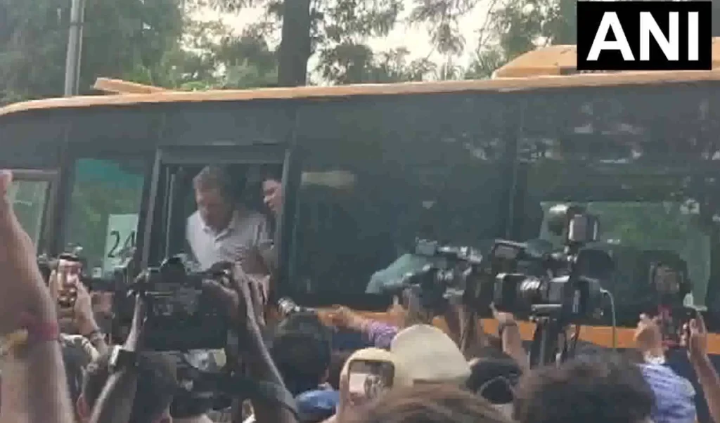 Congress PM residence protest: राहुल गांधी-अखिलेश यादव को पुलिस ने किया डिटेन, AAP ने कांग्रेस और BJP के बीच ‘जुगलबंदी’ का लगाया आरोप Congress PM residence protest: राहुल गांधी-अखिलेश यादव को पुलिस ने किया डिटेन, AAP ने कांग्रेस और BJP के बीच ‘जुगलबंदी’ का लगाया आरोप