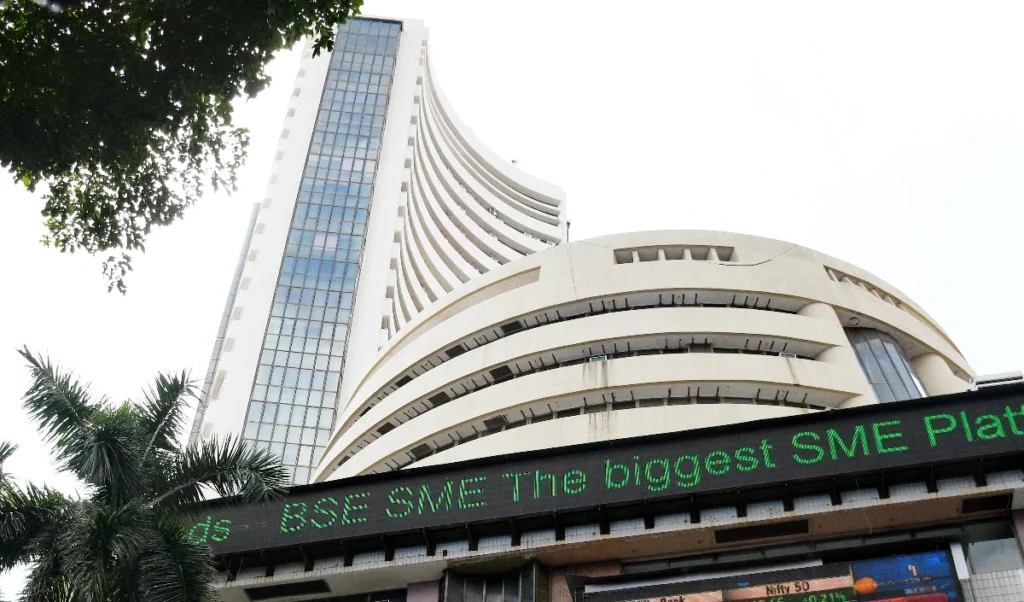 Crude Oil की कीमतों में लगी आग से Stock Market में हाहाकार, Sensex 715 अंक लुढ़का और Nifty में भारी गिरावट Crude Oil की कीमतों में लगी आग से Stock Market में हाहाकार, Sensex 715 अंक लुढ़का और Nifty में भारी गिरावट