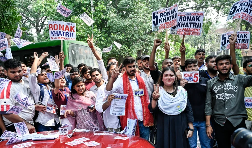 DUSU Election 2026: दिल्ली यूनिवर्सिटी में प्रिंटेड प्रचार पर Total Ban, सिर्फ ‘Wall of Democracy’ पर लगेंगे पोस्टर DUSU Election 2026: दिल्ली यूनिवर्सिटी में प्रिंटेड प्रचार पर Total Ban, सिर्फ ‘Wall of Democracy’ पर लगेंगे पोस्टर