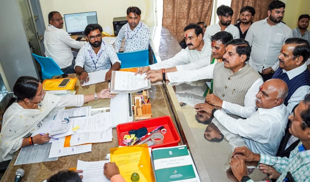 Datia By-election: Ashutosh Tiwari ने किया नामांकन, Narottam Mishra ने माना पार्टी का फैसला, हुए भावुक Datia By-election: Ashutosh Tiwari ने किया नामांकन, Narottam Mishra ने माना पार्टी का फैसला, हुए भावुक