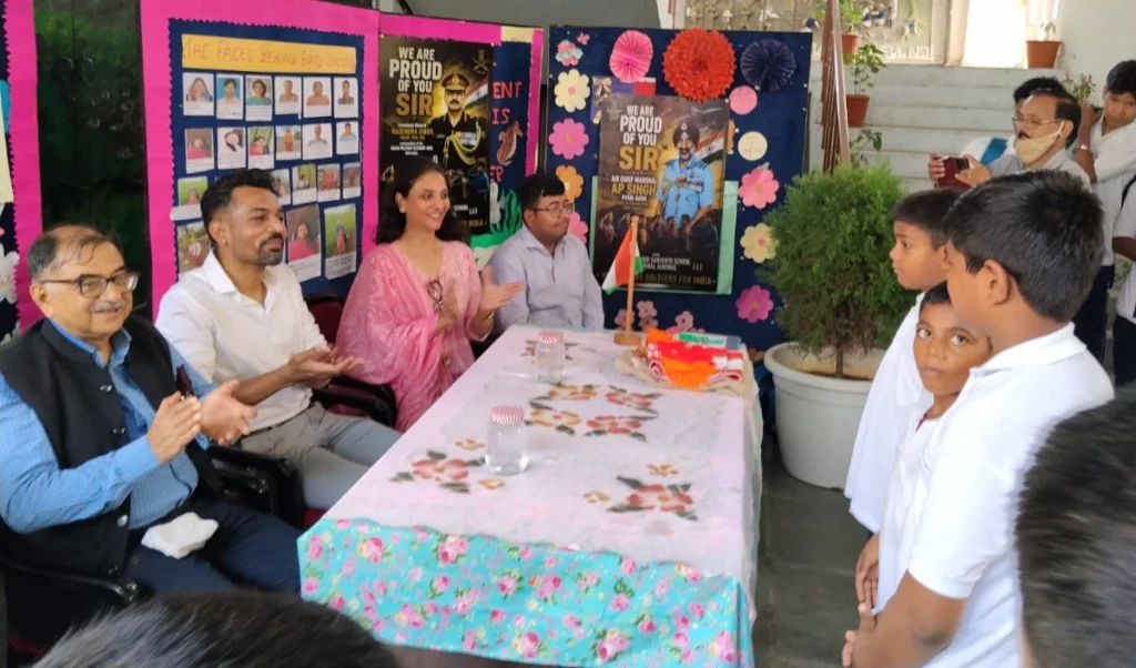 Dehradun DM Ashish Chauhan की सादगी, Tribal Gurukul में बच्चों को दिया Smart Class का तोहफा