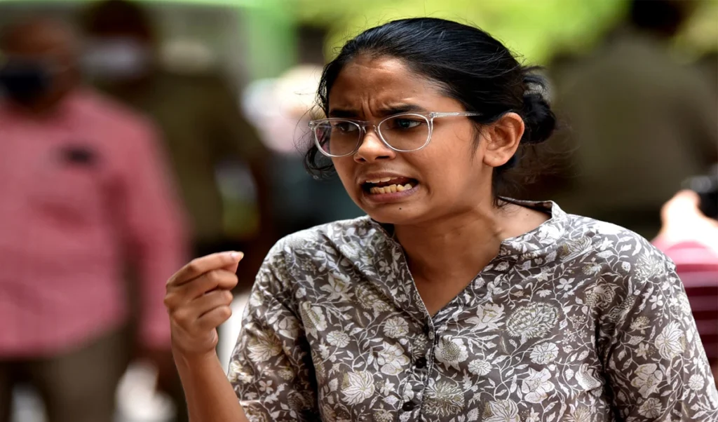 Delhi Court ने Aishe Ghosh के खिलाफ जारी Non-Bailable Warrant पर लगाई रोक, जानिए क्या है पूरा मामला Delhi Court ने Aishe Ghosh के खिलाफ जारी Non-Bailable Warrant पर लगाई रोक, जानिए क्या है पूरा मामला
