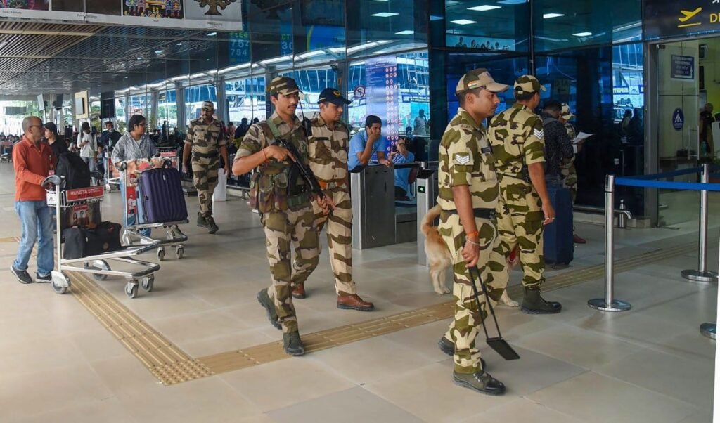 Delhi IGI Airport पर CISF की बड़ी कार्रवाई! 19 लाख रुपये की अघोषित नकदी के साथ तीन चीनी नागरिकों को हिरासत में लिया Delhi IGI Airport पर CISF की बड़ी कार्रवाई! 19 लाख रुपये की अघोषित नकदी के साथ तीन चीनी नागरिकों को हिरासत में लिया