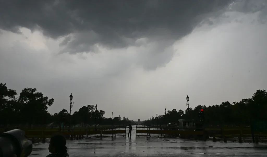 Delhi IGI Airport पर मौसम का डबल अटैक, तेज आंधी-बारिश से 15 Flights हुईं Divert Delhi IGI Airport पर मौसम का डबल अटैक, तेज आंधी-बारिश से 15 Flights हुईं Divert