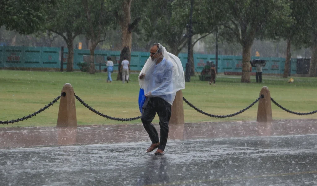 Delhi-NCR Weather: आईएमडी का येलो अलर्ट, कुछ घंटों में हो सकती है तेज बारिश Delhi-NCR Weather: आईएमडी का येलो अलर्ट, कुछ घंटों में हो सकती है तेज बारिश