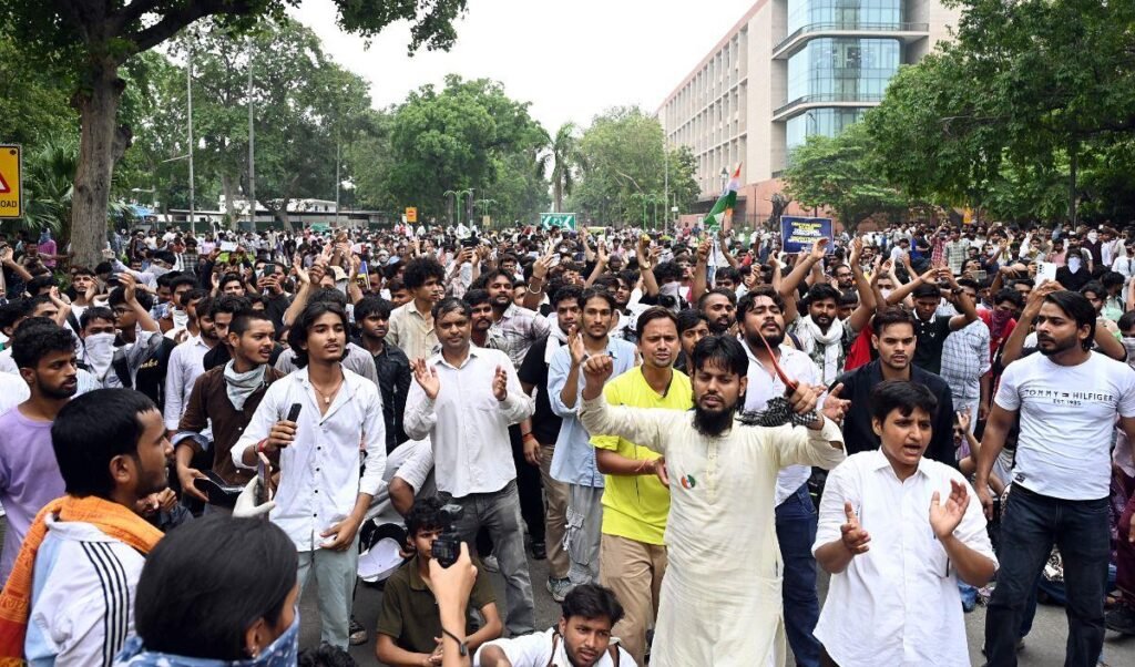 Delhi Protest: पश्चिम बंगाल से सीआरपीएफ की 20 अतिरिक्त कंपनियां बुलाई गईं Delhi Protest: पश्चिम बंगाल से सीआरपीएफ की 20 अतिरिक्त कंपनियां बुलाई गईं