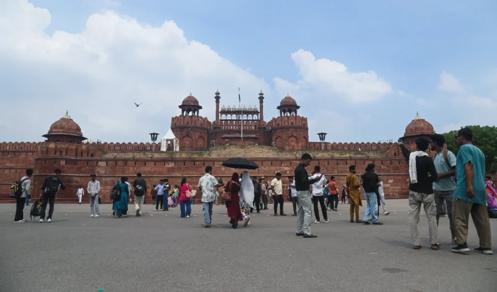 Delhi Red Fort Bomb Threat | दिल्ली के लाल किले को बम से उड़ाने की धमकी मिली, जांच के बाद पुलिस ने कॉल को झूठा बताया Delhi Red Fort Bomb Threat | दिल्ली के लाल किले को बम से उड़ाने की धमकी मिली, जांच के बाद पुलिस ने कॉल को झूठा बताया
