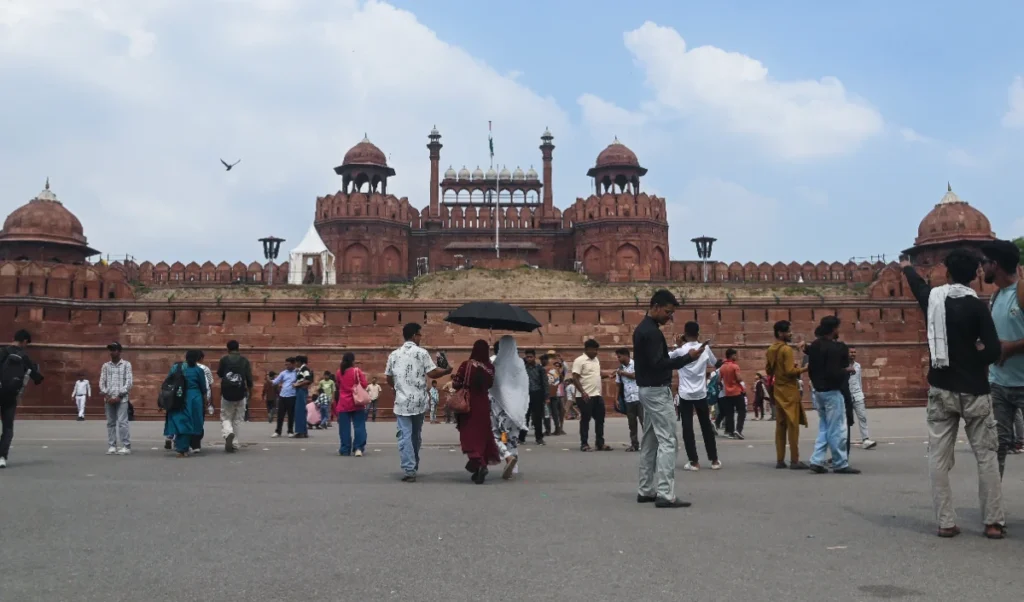 Delhi के Red Fort को बम से उड़ाने की झूठी धमकी, High Security Alert जारी