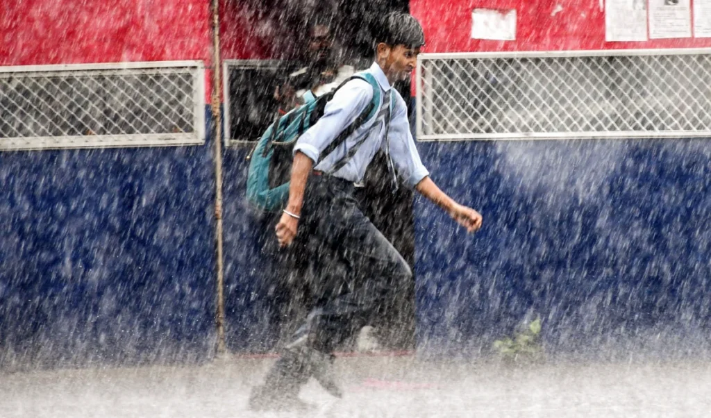Delhi में बदलेगा मौसम, 40 से 30 डिग्री पर आएगा पारा! IMD का North India को भारी बारिश अलर्ट Delhi में बदलेगा मौसम, 40 से 30 डिग्री पर आएगा पारा! IMD का North India को भारी बारिश अलर्ट