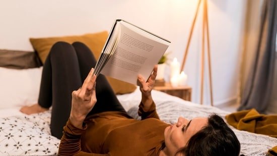 Do you read while lying in bed? Ophthalmologist reveals why it is unsafe for your eye health: ‘Can cause headaches…’ Do you read while lying in bed? Ophthalmologist reveals why it is unsafe for your eye health: ‘Can cause headaches…’