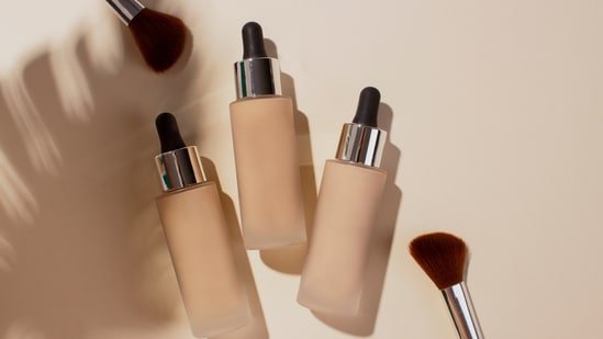 Don’t let your heavy makeup ruin your look. Here are 8 lightweight foundations that are perfect for everyday wear Don’t let your heavy makeup ruin your look. Here are 8 lightweight foundations that are perfect for everyday wear