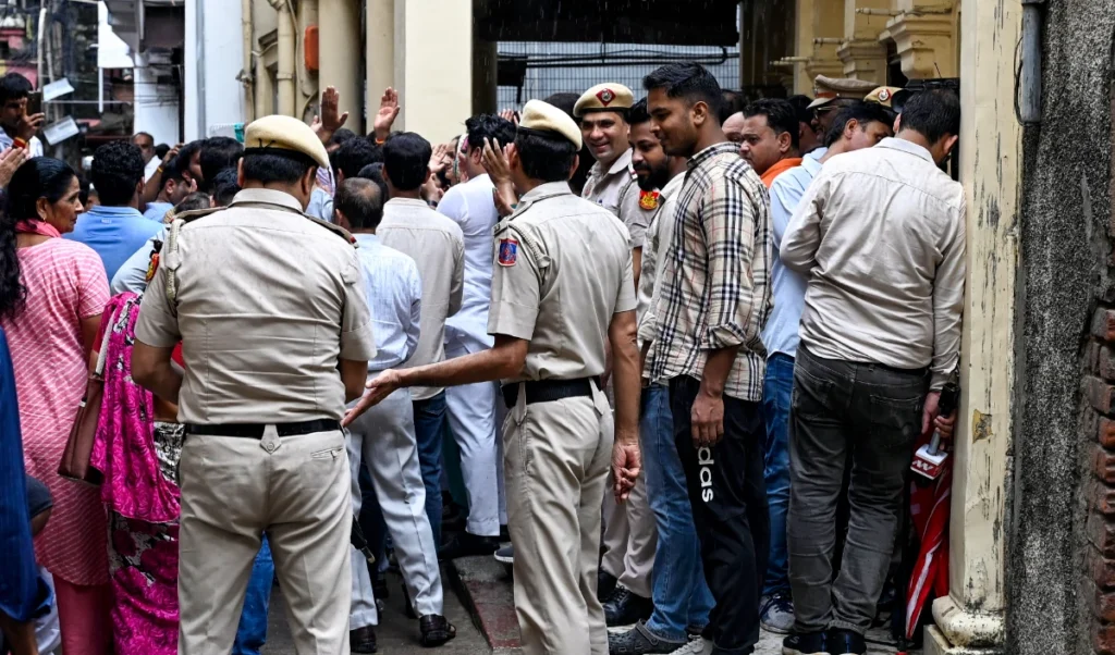 ED Raid Uttar Pradesh! सपा के पूर्व विधायक दीप नारायण सिंह यादव के ठिकानों पर छापेमारी, लखनऊ और झांसी में ED की रेड से हड़कंप ED Raid Uttar Pradesh! सपा के पूर्व विधायक दीप नारायण सिंह यादव के ठिकानों पर छापेमारी, लखनऊ और झांसी में ED की रेड से हड़कंप