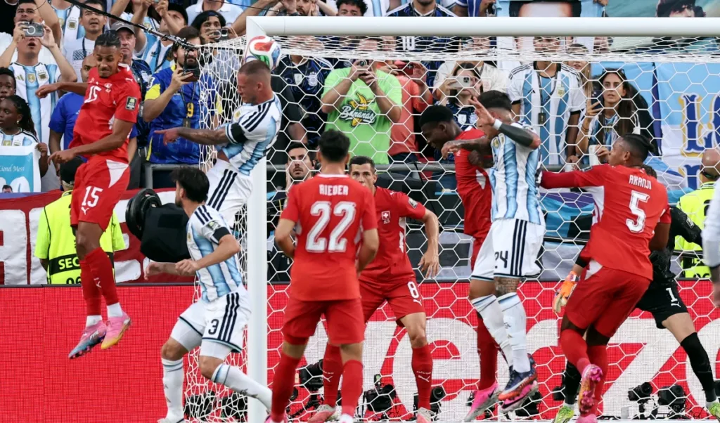 FIFA World Cup Debate: अर्जेंटीना पर लगे Referee के पक्षपात के आरोप, VAR के फैसलों ने मैदान पर खड़ा किया नया विवाद FIFA World Cup Debate: अर्जेंटीना पर लगे Referee के पक्षपात के आरोप, VAR के फैसलों ने मैदान पर खड़ा किया नया विवाद