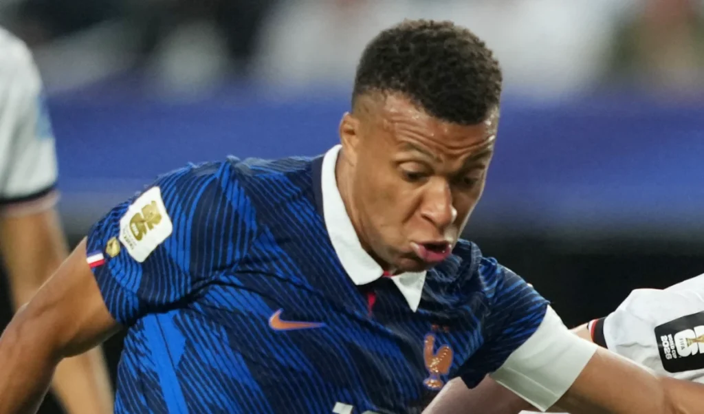 FIFA World Cup | Lionel Messi Vs. Kylian Mbappe | विश्व कप से बाहर होकर भी गोल्डन बूट की दौड़ में टॉप पर बने हैं फ्रांस के कप्तान एम्बाप्पे