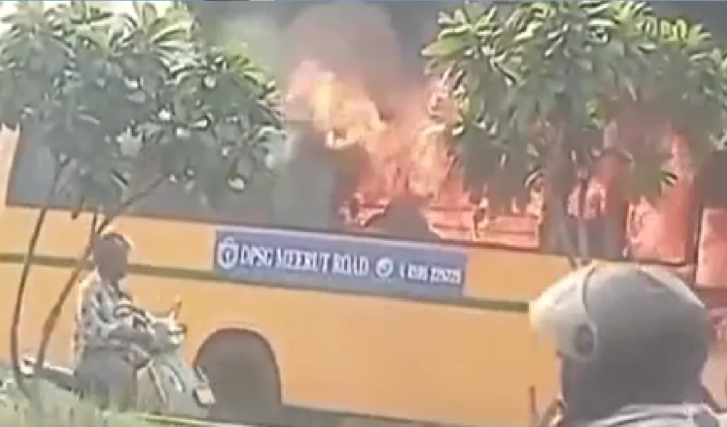 Ghaziabad News: सड़क पर धू-धू कर जली DPS की CNG बस, Technical Fault की आशंका से हड़कंप Ghaziabad News: सड़क पर धू-धू कर जली DPS की CNG बस, Technical Fault की आशंका से हड़कंप