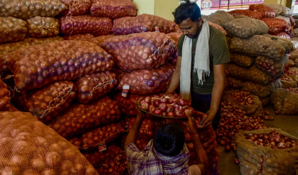 Government का बड़ा एक्शन: Onion के Buffer Stock का भाव बढ़ा, किसानों को मिलेगा ₹2125 का रेट Government का बड़ा एक्शन: Onion के Buffer Stock का भाव बढ़ा, किसानों को मिलेगा ₹2125 का रेट